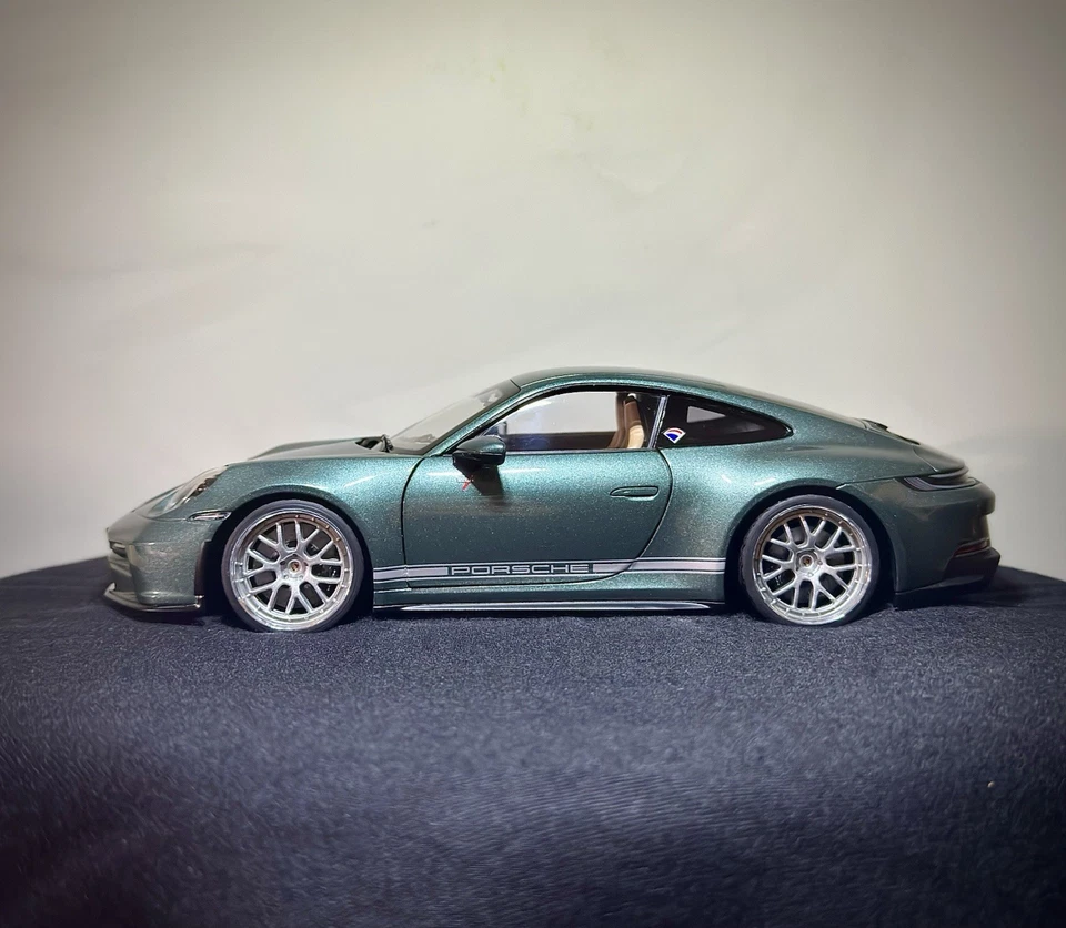 Porsche 911 992 GT3 Touring 1:18 Tuning 20” inch + Decal PORSCHE Silver  - Immagine 1 di 4