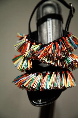 Sandálias pretas Manolo Blahnik multicoloridas ráfia borlas tamanho 39/9-EUC!! - Imagem 1 de 4