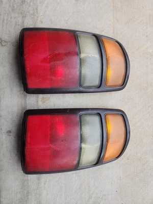 Conjunto de luz trasera para un Chevrolet Tahoe 2004-2006, Suburban o GMC Yukon. Foto 1 de 2