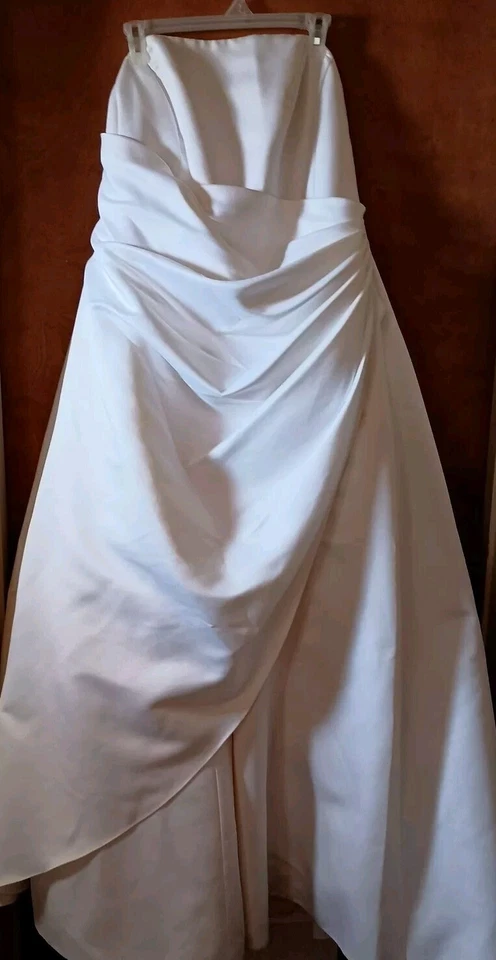 Vestido de novia formal talla 22 sin tirantes escote corazón acanalado novia de David Foto 1 de 4