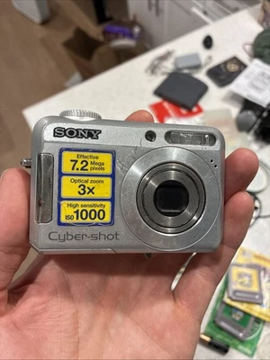 Sony Cyber-shot DSC-S650 7.2MP Digital Camera, Silver, 3X Optical Zoom Digicam - Image 1 of 4