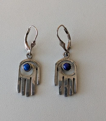 Серьги из чистого серебра с лазуритом «Исцеляющая рука» — маркировка 925 — 4,25 грамма - Изображение 1 из 4