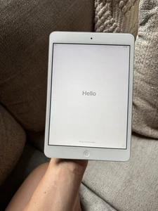 Apple iPad Mini 2 32 GB, Wi-Fi, pantalla de 7,9", plateado/blanco - restablecido de fábrica - Imagen 1 de 9