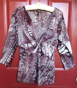 Daisy Fuentes Top MEDIUM vorne gerafft V-Ausschnitt lila grau Print Polyesterwäsche - Bild 1 von 4