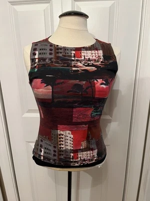 Camiseta sin mangas Custo Barcelona para mujer roja negra gris paisaje urbano talla 2 algodón España Foto 1 de 4