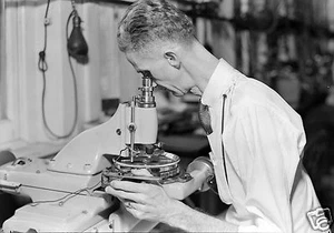 FOTO 1936 EN HAMILTON WATCH COMPANY EN LANCASTER, PA - 8" por 10" - Imagen 1 de 1