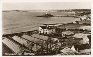 REAL PHOTOGRAPHIC POSTCARD OF ROCQUAINE BAY, GUERNSEY, CHANNEL ISLANDS - Picture 1 of 2