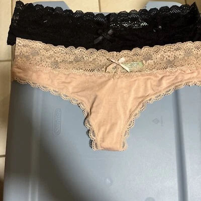 Paquete de 2 tangas Honeydew Intimates con ribete de encaje talla M estilo 200260 negras/beige Foto 1 de 4