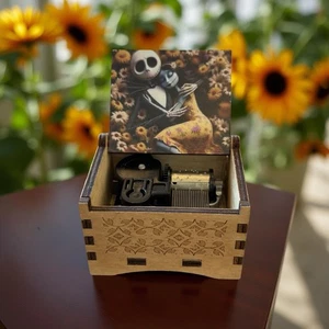 "Nightmare Before Christmas With Daisies" Handarbeit Mini Spieluhr aus Holz zum Aufziehen - Bild 1 von 2