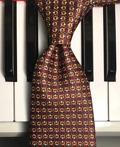 RENEE CHAGAL / Elegante Seidenkrawatte mit Reitermotiv Myung Ju mit goldenen Stückchen auf weinrot - Bild 1 von 8