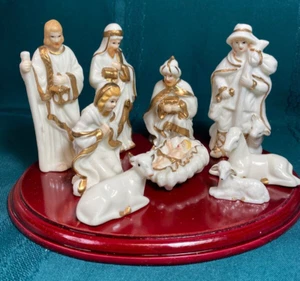 Juego de Belén de Colección Crown Accents World Bazaars 11 Piezas con Base y Borde Dorado - Imagen 1 de 17