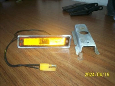 Conjunto de luz marcadora lateral derecha carrocería ''70-'71 "C" Chrysler Newport Foto 1 de 4