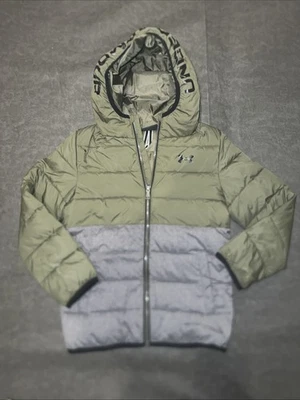 Chaqueta Under Armour Verde/Gris Puffer Cremallera Niños Talla YSM Medio Peso Repele Agua Foto 1 de 4