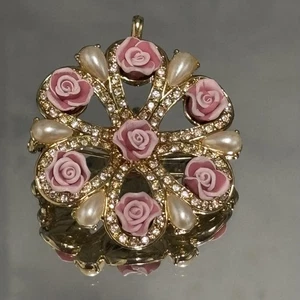 Broche colgante vintage rosa porcelana rosa perla sintética tono dorado prendedor floral - Imagen 1 de 7