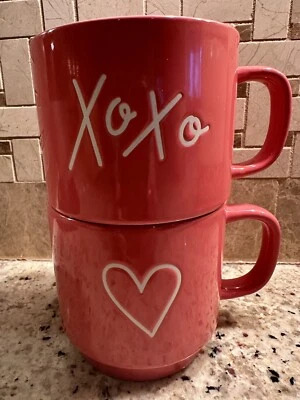 Dos tazas de café apilables para San Valentín Xoxo interior rosa/púrpura Foto 1 de 4