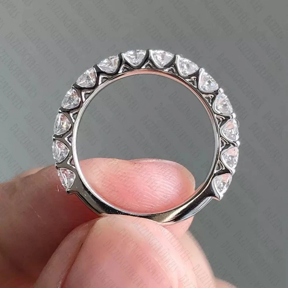 Anillo de compromiso banda de eternidad moissanita corte redondo de 3 mm enchapado en oro blanco de 14 k Foto 1 de 4