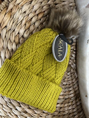 Gorro tobogán de invierno tejido con cable dorado Scala con pompón de piel sintética NUEVO Foto 1 de 4