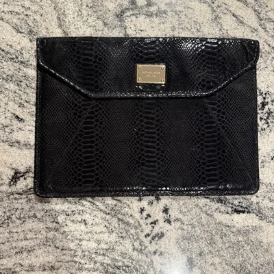 Funda para portátil Michael Kors con herrajes dorados pitón negro Foto 1 de 3
