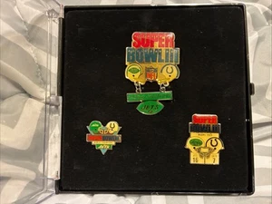 Vintage NFL Super Bowl III Football Set Of 3 Pins Jets Vs Colts W/Case 1969 - Picture 1 of 6