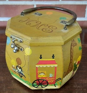 Cartera de madera vintage octágona pintada a mano con mango de Lucite Feria de circo carnaval  - Imagen 1 de 8