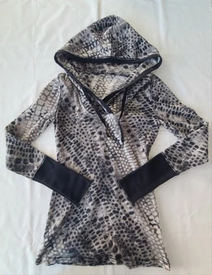 Pullover con capucha tejido gofre piel de serpiente de secado rápido Calvin Klein Performance talla pequeña Foto 1 de 4