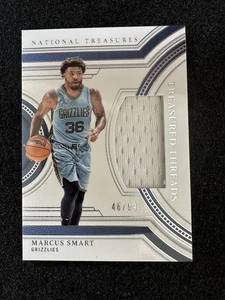 2023-24 Panini Tesori della Nazionale Marcus Smart Treasured Threads GU Lakers /99 - Foto 1 di 2