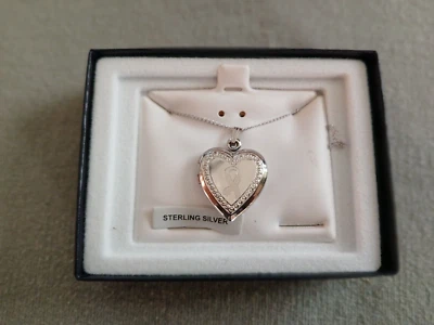 Medallón corazón hinchado grabado en plata de ley concienciación sobre el cáncer de mama Foto 1 de 4