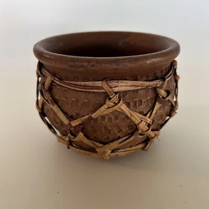 "Olla de arcilla artesanal vintage con cubierta tejida de paja de ratán de 4,5"" de alto" - Imagen 1 de 8