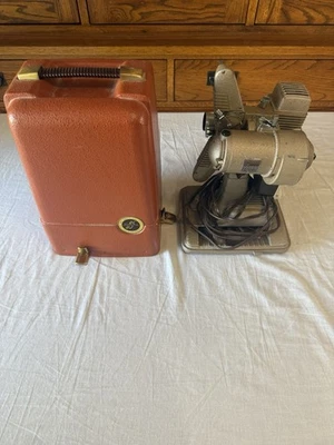 Винтажный 8 мм кинопроектор Revere модель 85 с чехлом — непроверенный - Изображение 1 из 4