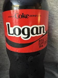 Condividi una Coca-Cola con Logan 2025 Regalo Personalizzato Bottiglia Coca~Cola 20 oz Zero - Foto 1 di 2