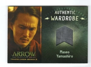 Arrow Temporada 3 Disfraz Armario Tarjeta de utilería M17 Karl Yune como Maseo Yamashiro - Imagen 1 de 4