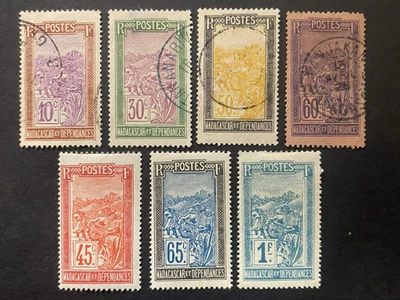 МАДАГАСКАР ФРАНЦУЗСКИЕ КОЛОНИИ АФРИКА Полный комплект -1, Б/у и 3 Как новые с резинкой, на петлях - Изображение 1 из 2