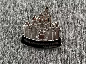 DISNEY CAST EXKLUSIV JEDE PRINZESSIN VERDIENT EIN SCHLOSS LOGO ANSTECKNADEL - Bild 1 von 5