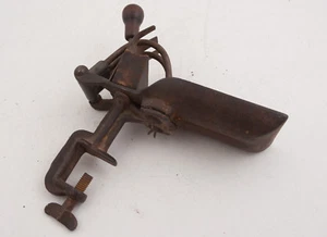 Removedor de fosas de hierro fundido y madera Goodell Co Primitive Dual Cherry Pitter (D5L) - Imagen 1 de 12
