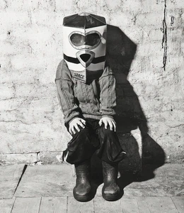 1928 Bambino seduto con Halloween spazio uomo maschera di carta 8 x 10 Fotografia - Foto 1 di 1