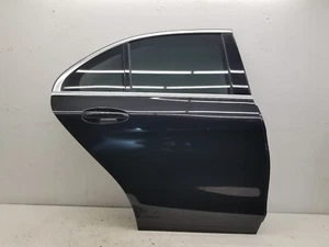 Mercedes Clase C W205 2019 sedán de 4 puertas puerta trasera derecha del lado del conductor en negro 197 - Imagen 1 de 16
