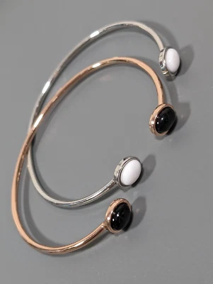 Juego de 2 brazaletes brazalete cabujón blanco negro tono dorado tono plata 7,5 pulgadas Foto 1 de 4