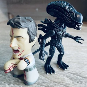 Titan Fox Vinyl Figur Kane Chestburst & Loyal Subjects Black Xenomorph - Bild 1 von 8