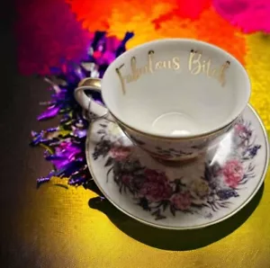 Novedad "Fabulous Bitch" Taza de té y platillo High Tea Gag Broma Mamá Abuela Regalo - Imagen 1 de 6