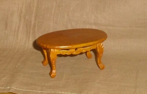 schöner ovaler Wohnzimmertisch in Walnut - Miniatur 1:12 Puppenhaus  - Picture 1 of 2