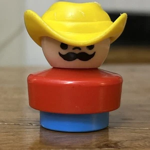 ML 1990 Fisher Price Little People Vaquero con Bigote Sombrero Amarillo Camisa Roja - Imagen 1 de 5