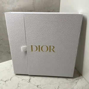 Caja magnética de almacenamiento de regalos vacía Dior papel de seda y pegatina 10,5 x 10,5 x 2 - Imagen 1 de 8