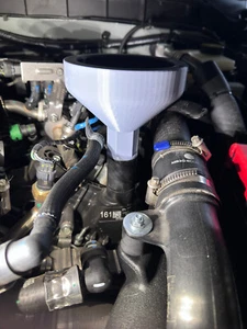 No Spill Locking Oil Funnel for New Ford Bronco/Ranger/Maverick 2.3L - Magnetic - Picture 1 of 3