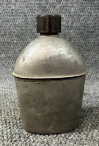 Cantimplora de acero militar estadounidense vintage 1945 marca en la parte inferior - Imagen 1 de 9