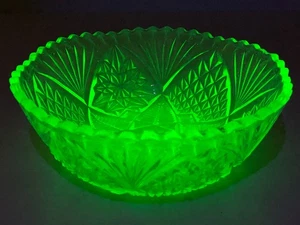 Vintage Uranglas Schale Retro Stil Grün Glas Schale - Bild 1 von 19