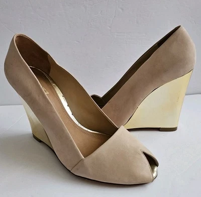 Zapatos de salón Schutz Nude Peep Toe para mujer 9M dorados metálicos tacones de cuña Foto 1 de 4