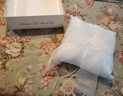 NOVO TRAVESSEIRO VINTAGE Hortense Hewitt branco anel de casamento com fitas - Imagem 1 de 4