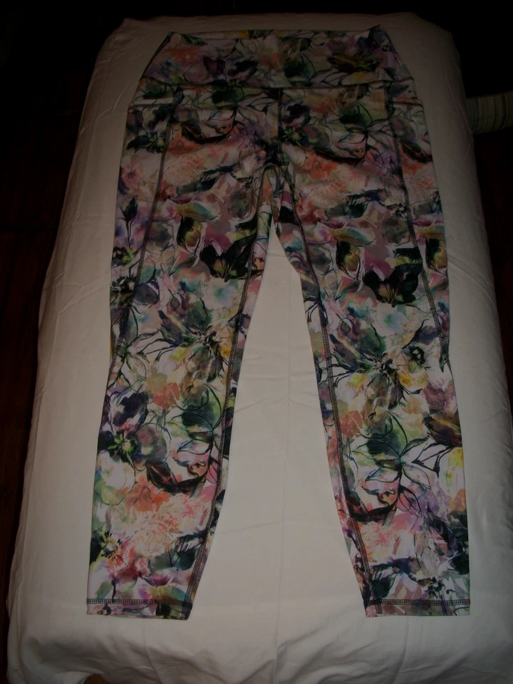 PANTALONES DE YOGA/EJERCICIO FLORAL BLANCO CON AZUL MARINO Y PASTEL--EXCELENTES Foto 1 de 4