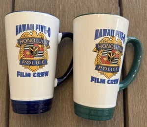 2 Hawaii Five-O Film Crew Kaffeetasse Becher DAGA CBS TV Show selten blau & grün - Bild 1 von 8