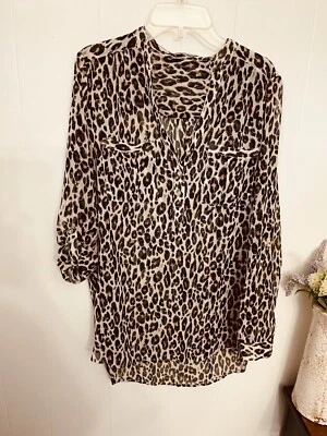 Blusa túnica Charlotte Russe S estampado animal semi transparente cuello en V manga con lengüeta enrollable Foto 1 de 4